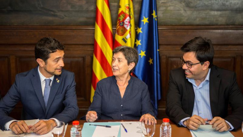 La delegada del Gobierno en Cataluña, Teresa Cunillera, el conseller de Territorio y Sostenibilidad, Damià Calvet  y el primer teniente alcalde de Barcelona, Gerardo Pisarelo, durante la reunión convocada hoy por la comisión de seguimiento del Aeropue