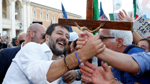 19/10/2019.- Un partidario se da la mano con el líder del partido de la Liga, Matteo Salvini, después de una manifestación en Roma. REUTERS / Remo Casilli