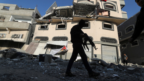 12/11/2019 - Miliciano palestino frente a la casa de un alto cargo de Yihad Islámica tras un ataque aéreo israelí. / REUTERS