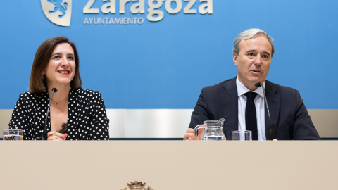 El alcalde de Zaragoza, Jorge Azcón (PP), y la vicealcaldesa Sara Fernández (C’s), en una rueda de prensa. AYUNTAMIENTO DE ZARAGOZA