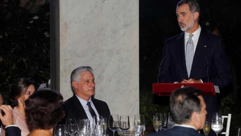 13.11.19 - El rey Felipe VI durante su intervención en la cena ofrecida por los monarcas españoles al presidente de Cuba, Miguel Díaz-Canel (c), este miércoles en el Palacio de los Capitanes Generales de La Habana. EFE/Juan Carlos Hidalgo