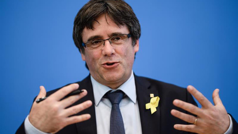 El ex presidente catalán Carles Puigdemont da una rueda de prensa en Berlín. (CLEMENS BILAN |  EFE)