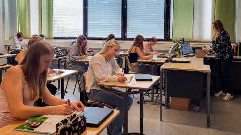 Los alumnos siguen una clase de inglés en la escuela secundaria Pohjolanrinne de Riihimaki (Finlandia). REUTERS/Anne Kauranen