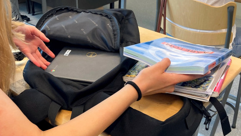 Una alumna saca el contenido de su mochila durante una clase en la escuela secundaria Pohjolanrinne de Riihimaki (Finlandia). REUTERS/Elviira Luoma