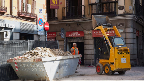 Obreros trabajando en el centro de Madrid. E.P./Jesús Hellín / Europa Press