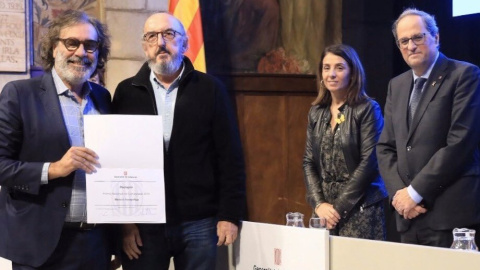 Los responsables de Mediapro, Jaume Roures y Taxto Benet, recibiendo el galardón. / Twitter-Juan Arza