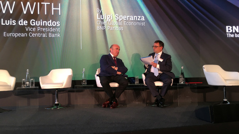 El vicepresidente del BCE, Luis de Guindos, durante su intercención en una conferencia bancaria de BNP Paribas, en Londres. REUTERS/Marc Jones