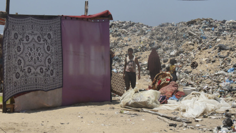 La basura se acumula en la Franja de Gaza en enormes vertederos junto a los campamentos de tiendas de campaña . — EFE