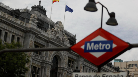 Las banderas de España y de la Unión Europea ondean en la fachada del Banco de España en Madrid. EFE/ Mariscal