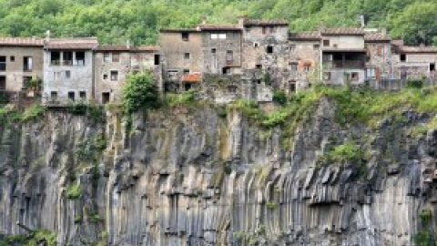 Este pueblo español parece caerse por un precipicio