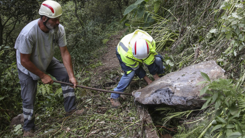 Efectivos de Emergencias, cerca del lugar donde falleció una turista española en Madeira.