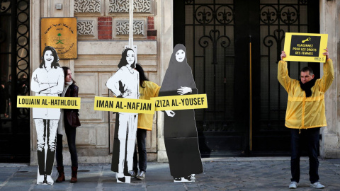 Activistas protestan por la detención de feministas en la embajada de Arabia Saudí en París. REUTERS