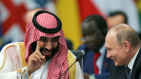 El príncipe heredero de Arabia Saudí, Mohammed bin Salman, habla con el presidente de Rusia, Vladimir Putin, durante la cumbre de líderes del G20 en Buenos Aires, Argentina. / REUTERS - SERGIO MORAES