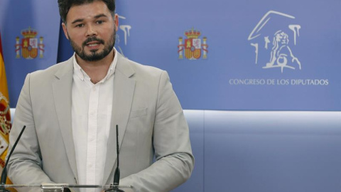 El portavoz de ERC, Gabriel Rufián, ofrece una rueda de prensa tras la reunión mantenida con la portavoz del grupo socialista en el Congreso, Adriana Lastra, para abordar el voto de la formación republicana en el debate de investidura de Pedro Sánchez