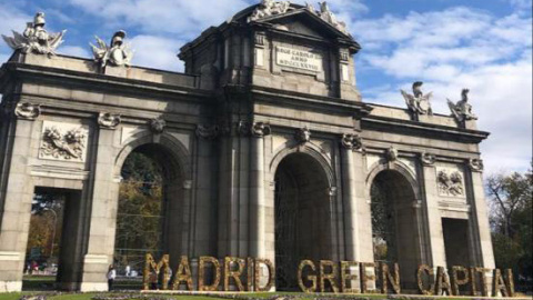 Las letras colocadas por el Ayuntamiento con el lema Madrid Green Capital en la Puerta de Alcalá. / Ayuntamiento de Madrid