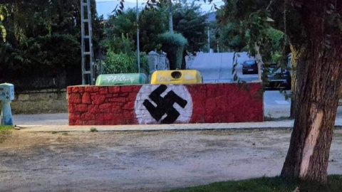 Fotografía de la pintada neonazi difundida por Más Madrid Alpedrete.