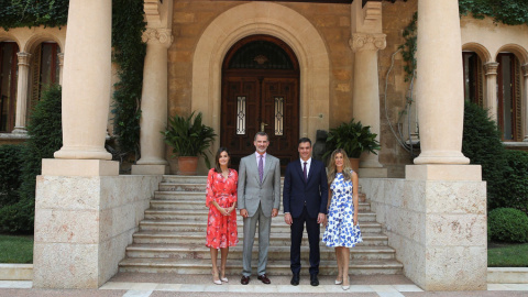 Los reyes posan con el presidente del Gobierno, Pedro Sánchez, y su esposa Begoña Gómez, en el Palacio de Marivent, donde los monarcas almorzaron con el jefe del Ejecutivo y su esposa tras el primer despacho de verano del presidente del Gobierno con Fe