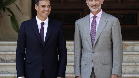 El rey Felipe VI y el presidente del Gobierno,Pedro Sánchez,iz., en el Palacio de Marivent, donde hoy Pedro Sánchez mantiene su primer despacho de verano como presidente del Gobierno con el monarca para repasar los principales asuntos de la actualidad a