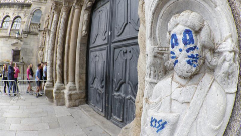 La fachada de Platerías de la catedral de Santiago de Compostela ha aparecido esta mañana con un grafiti en una de sus figuras, que aparece pintada emulando a uno de los miembros de Kiss, la banda estadounidense de 'hard rock'. . EFE/Lavandeira jr