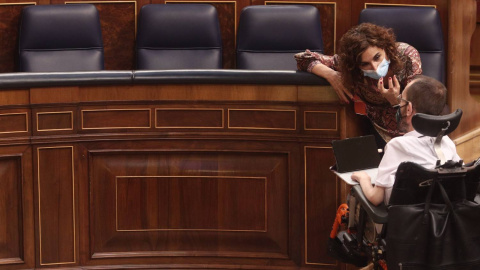 La ministra portavoz y de Hacienda, María Jesús Montero, conversa con el portavoz de Unidas Podemos en el Congreso, Pablo Echenique, en el Congreso de los Diputados el 12 de noviembre de 2020.