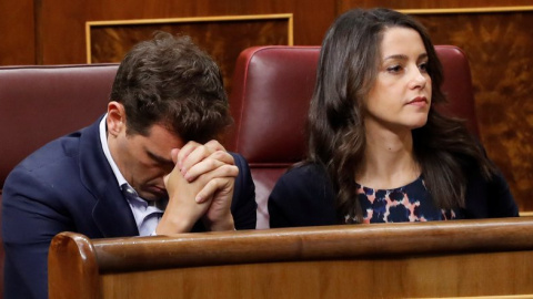 El exlíder de Ciudadanos, Albert Rivera (i) y la actual portavoz, Inés Arrimadas (d) en el hemiclo del Congreso.