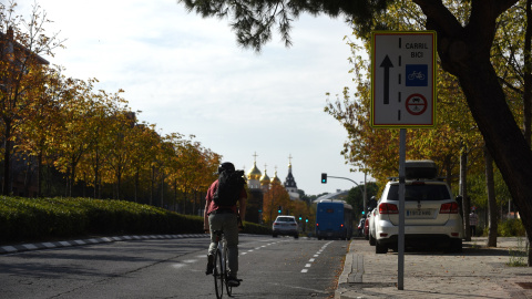 Un ciclista circula por el carril bici de la Gran Vía de Hortaleza, en Madrid./ Fernando Sánchez