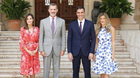 Els reis posen amb el president del govern central, Pedro Sánchez, i la seva dona, Begoña Gómez, al Palau de Miravent. EFE/Casa de S.M El Rey/Francisco Gómez