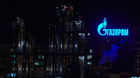 El logotipo de la empresa energética Gazprom se ve en una planta de la corporación estatal rusa en San Petersburgo.