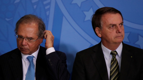 El ministro de economía brasileño, Paulo Guedes, junto al presidente Jair Bolsonaro. / Reuters