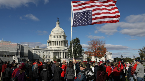 Activistas por el clima protestan frente al Capitolio en Washington./ REUTERS