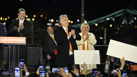 03/04/2022- El primer ministro húngaro, Viktor Orban, aplaude durante el acto del partido gobernante Fidesz-KDNP tras las elecciones generales y el referéndum nacional sobre la ley de protección de la infancia en Budapest, Hungría, el 3 de abril de 20