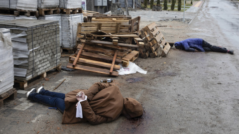 Los cuerpos de los civiles ucranianos muertos en la invasión rusa yacen en una calle de la pequeña ciudad de Bucha en el área de Kiev (Kiev), Ucrania, el 3 de abril de 2022.