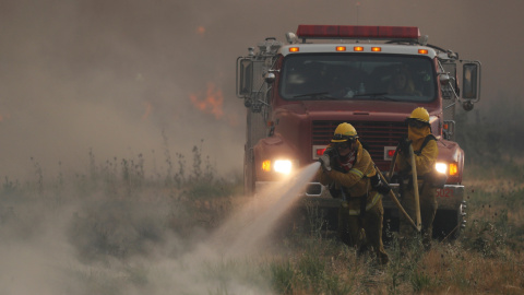 Un equipo de Bomberos trabaja para apagar el incendio que está arrasando California, EEUU. / Reuters