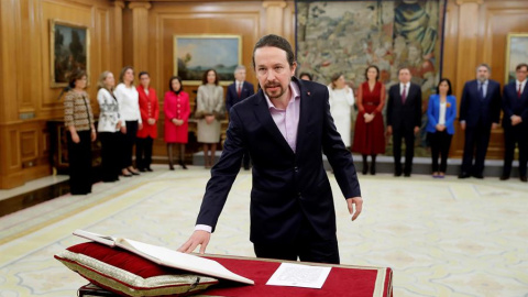 El nuevo vicepresidente de Derechos Sociales y Agenda 2030, Pablo Iglesias jura su cargo durante la jura de ministros del nuevo gobierno en un acto celebrado en el Palacio de Zarzuela en Madrid este lunes 13 de enero de 2020. EFE/Emilio Naranjo POOL