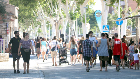 Visitants de FiraTàrrega passejant per l'Espai Reguer en una imatge d'arxiu fira gent passejant