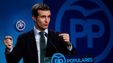 El presidente del PP y diputado por Ávila, Pablo Casado, habla con los periodistas tras su comparecencia en la sede del partido tras conocerse que la jueza ha pedido al Tribunal Supremo al considerar que existen "indicios" de delito por su máster.EFE/Ch