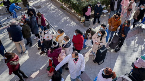 5/4/22-Varias personas hacen cola para recibir alimentos de la Fundación Madrina, en la plaza de San Amaro, a 7 de enero de 2022, en Madrid (España)