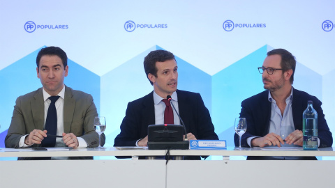 Pablo Casado (c), el nuevo líder del PP, junto a Teodoro García Egea (i) y Javier Maroto (d). / Europa Press