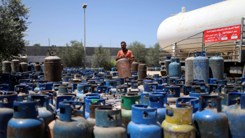 bombonas de gas esperan bloqueadas en el paso de Jan Younis. REUTERS/Ibraheem Abu Mustafa