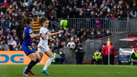 5/4/22-Olga Carmona del Real Madrid en acción contra Patri Guijarro del FC Barcelona durante el partido de cuartos de final de la Liga de Campeones de la UEFA entre el FC Barcelona y el Real Madrid CF en el Camp Nou el 30 de marzo de 2022 en Barcelona