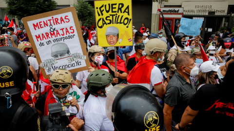 05/04/2022 - Manifestantes, uno de ellos con un cartel que dice "Castillo fuera"" protestan contra el presidente peruano Pedro Castillo a las puertas del Congreso.