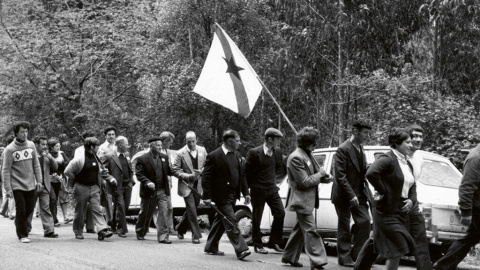 9/9/2024 Manifestación en Quiroga (Lugo) contra otro proyecto para levantar una celulosa, con Lois Diéguez llevando la bandera en la primera fila.