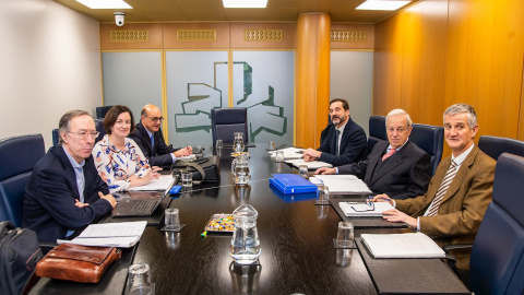 Los integrantes de la comisión de expertos sobre autogobierno en la reunión mantenida este lunes en el Parlamento Vasco. EFE/JON RODRIGUEZ BILBAO