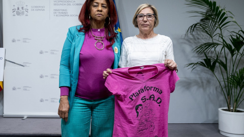 La representante del colectivo de territorio doméstico, Rafaela Pimentel (i), y la portavoz de la Plataforma de Auxiliares de Ayuda a Domicilio estatal, Carmen Diego, a 17 de mayo de 2023.