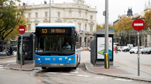 Un autobús de la EMT en una de las paradas de la madrileña Plaza de Cibeles. EFE/Luca Piergiovanni.