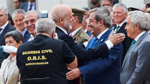 El director general de la Guàrdia Civil, Félix Azón, saluda el fiscal en cap de l'Audiència Nacional, Javier Zaragoza, durant els actes de celebració del dia de la patrona del cos en comandància de Sant Andreu de la Barca (Baix Llobregat). EFE/Aleja