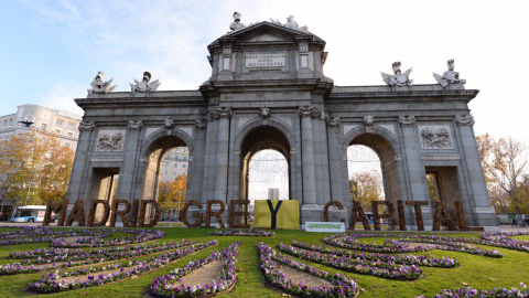 Las letras ubicadas en la Puerta de Alcalá, modificadas por los activistas de Greenpeace. | Greenpeace.