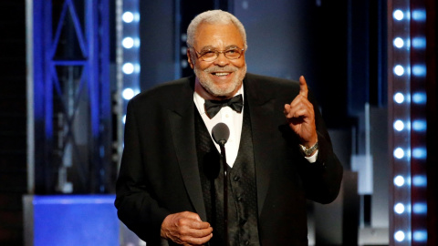 El actor James Earl Jones, en la gala de entrega de los premios Tony, de 2017, en Nueva York. REUTERS/Carlo Allegri