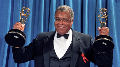 Foto de archivo del actor James Earl Jones, sosteniendo los dos premios Emmy que ganó el mismo año, en 1991, como Mejor actor principal en la serie 'Gabriel's Fire' y como Mejor actor de reparto en la miniserie 'Heat Wave'. REUTERS