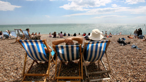 Imagen de archivo de varios turistas tomando el sol en Brighton, Inglaterra. - EFE